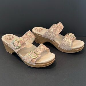 DANSKO Sophie: Tan/metallic Wedge. 
Size 40
Great condition.
